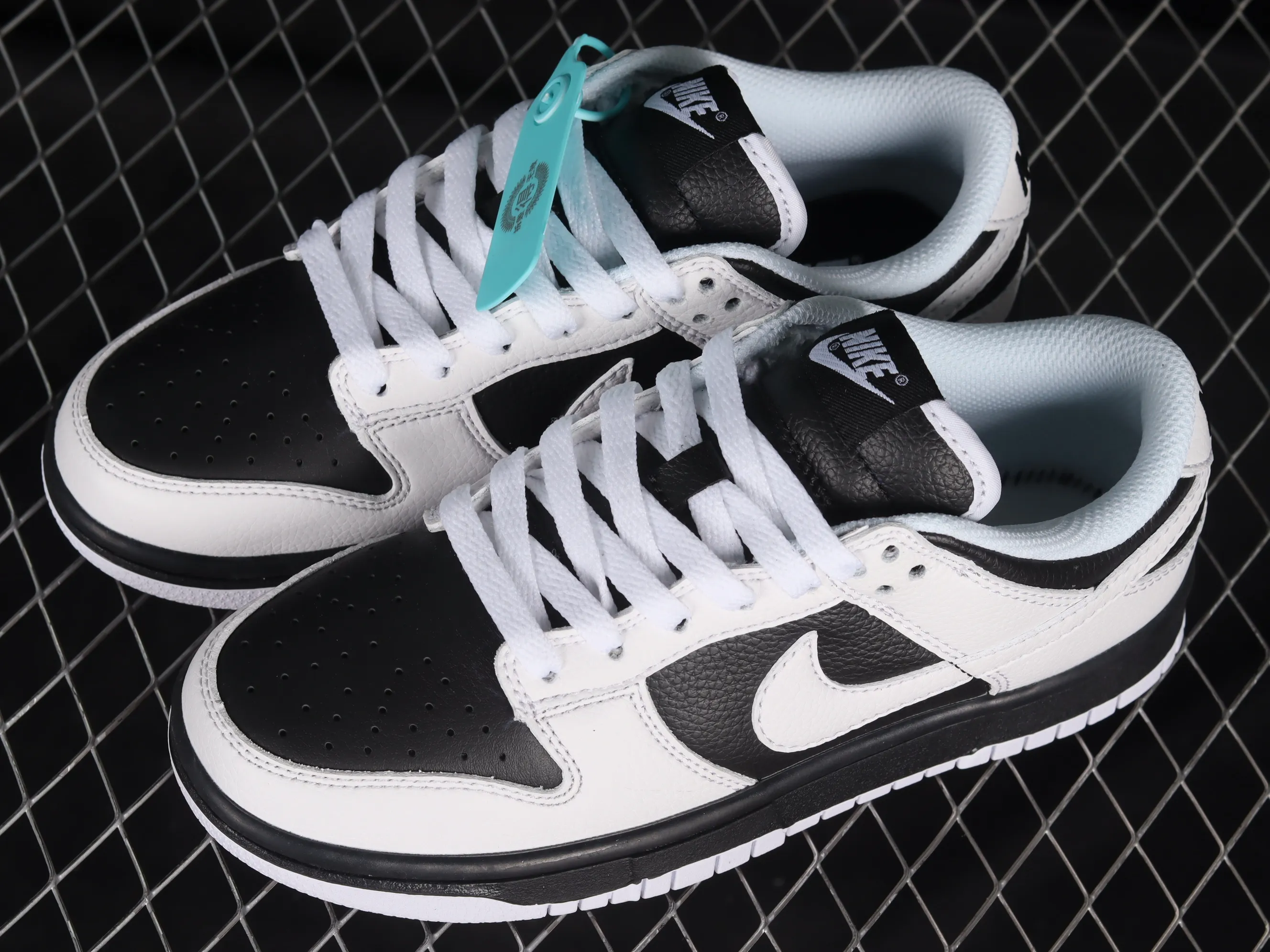 All Categories Nk SB Dunk Series Nk SB Dunk Low Low-top Sneakers F Version Nk Dunk Low "Reverse Panda" White and Black Reverse Panda SB Smashing Backboard Fashion Casual Sneakers FD9064-011